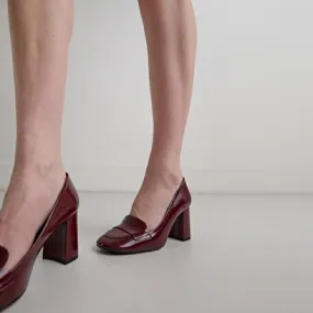 Heeled loafers with square toe in burgundy pleated patent